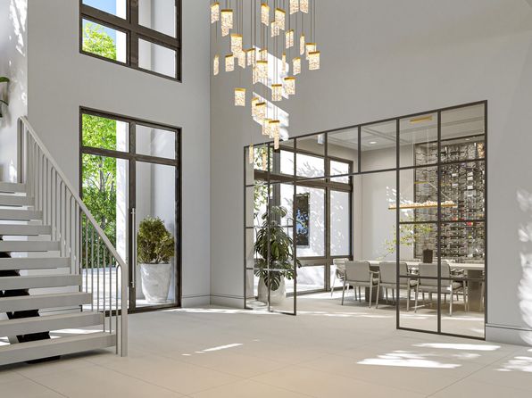 Living room of 1047 Courtland Dr